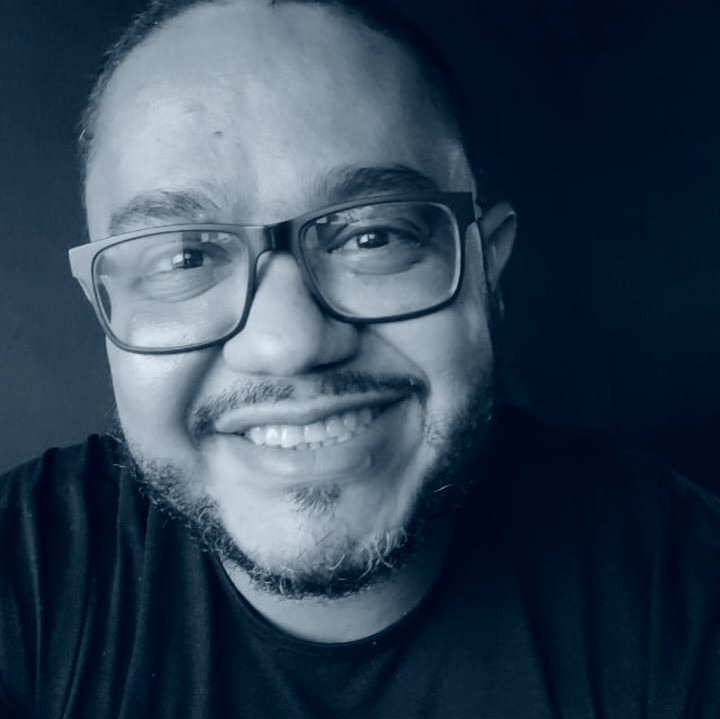 Retrato de Jonh Leno sorrindo, de óculos